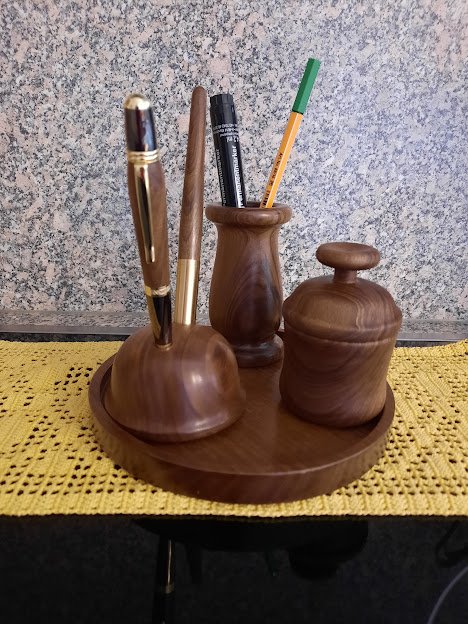 Exklusives handgedrechseltes Schreibtischset bestehend aus Drehkugelschreiber, Drehbleistift, Briefhalter, Brieföffner und 2 Schalen aus dem Holz einer Platane auf einem Zirbenholzteller