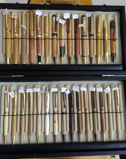 Verschiedene handgedrechselte Füllfedern,  Dreh- und Klickkugelschreiber sowie verschiedene Bleistifte